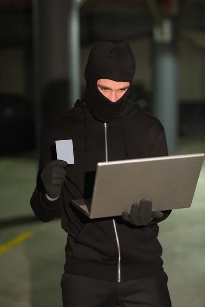 Хакер, використовуючи ноутбук, щоб вкрасти профіль — стокове фото