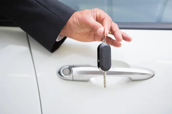 Close up de empresário segurando a chave do carro — Fotografia de Stock