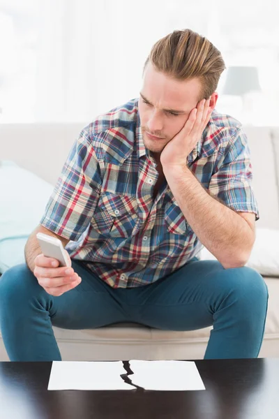 Koncentratu mężczyzna przy użyciu telefonu komórkowego — Zdjęcie stockowe