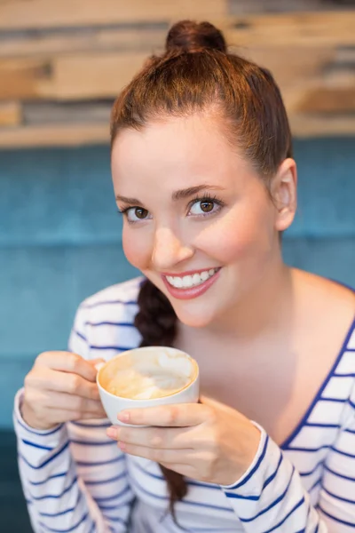 Jovem mulher tendo um cappuccino — Fotografia de Stock