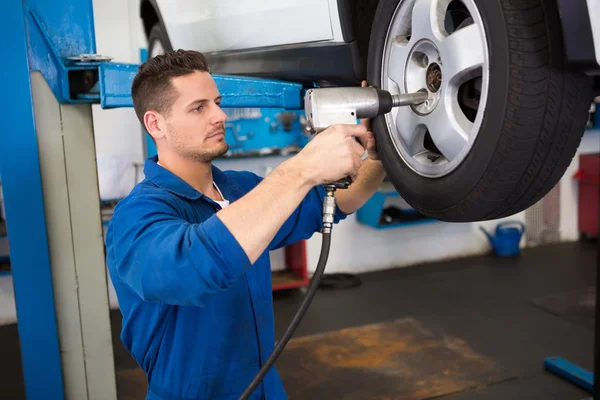 Mechaniker justiert das Reifenrad — Stockfoto