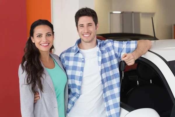 Casal segurando chave do carro novo — Fotografia de Stock