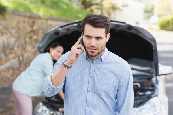 Young couple after a car breakdown — Stock Photo, Image