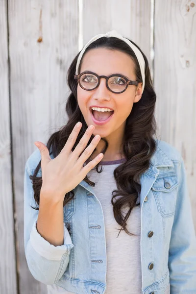 Muito hipster sorrindo para a câmera — Fotografia de Stock