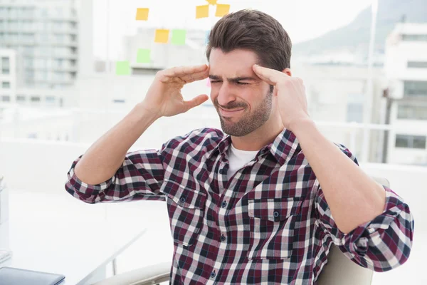 Empresario sentado con dolor de cabeza severo — Foto de Stock