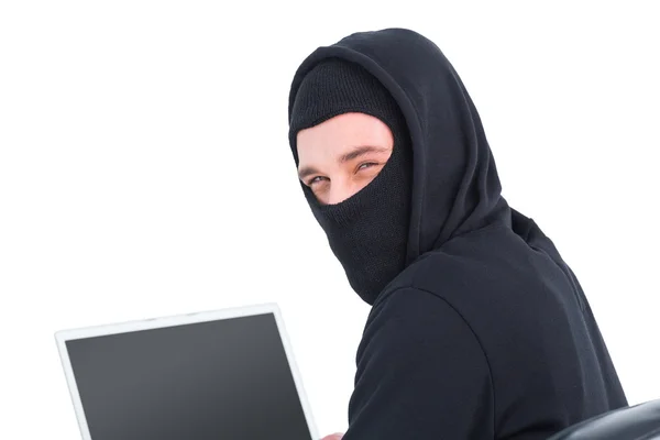 Hacker met behulp van laptop en camera te kijken — Stockfoto