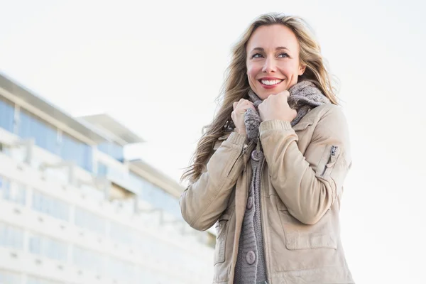 Leende blondin i varma kläder — Stockfoto