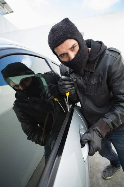 Thief breaking into a car — Stock Photo, Image