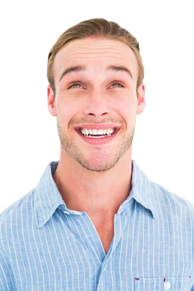 Retrato del hombre sonriente con camisa mirando hacia arriba — Foto de Stock