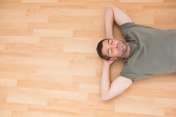 Człowiek leżący na podłodze w domu — Zdjęcie stockowe