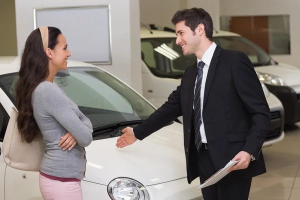 Businessman showing car to woman — Stock Photo, Image