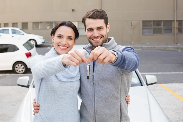 Young couple smiling holding new key — Stock Photo, Image