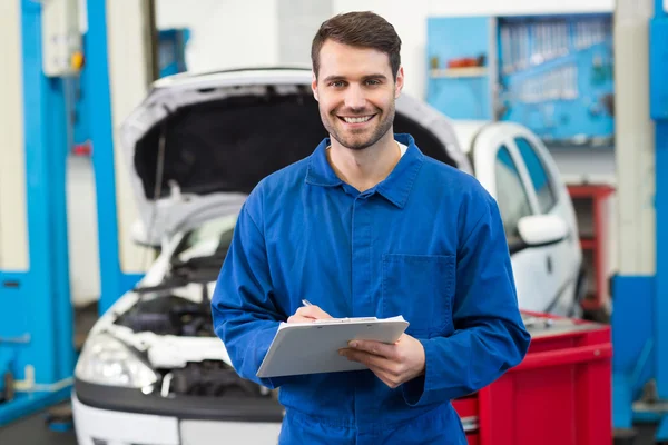 Lachende mechanic camera kijken — Stockfoto