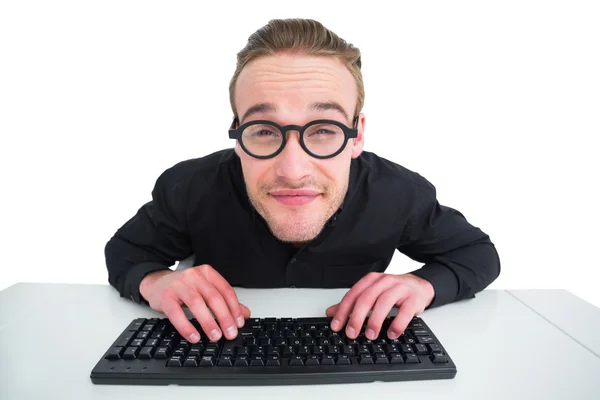 Resepsiyon klavyeden yazarak gülümseyen iş adamı — Stok fotoğraf