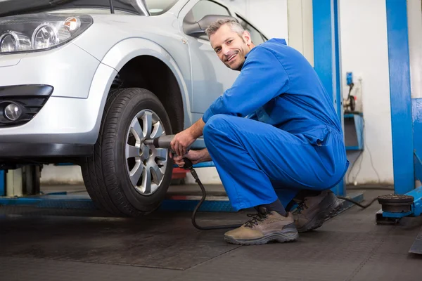 Mechanic adjusting the tire wheel — Stock Photo, Image