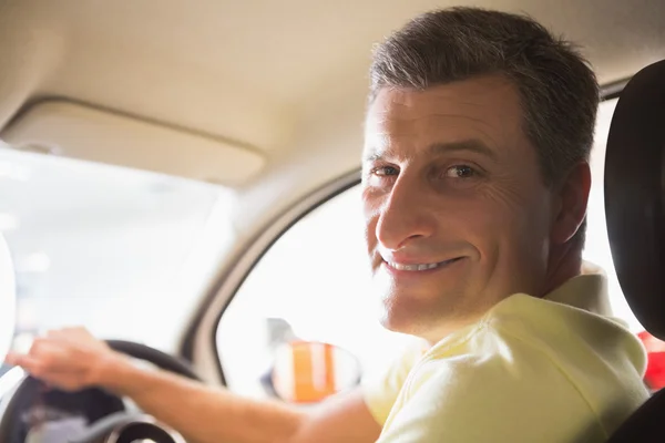 Man zit op een auto terwijl kijken naar camera — Stockfoto