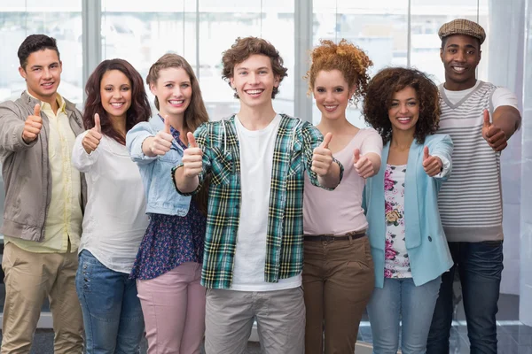 Studenti di moda sorridenti alla macchina fotografica insieme — Foto Stock