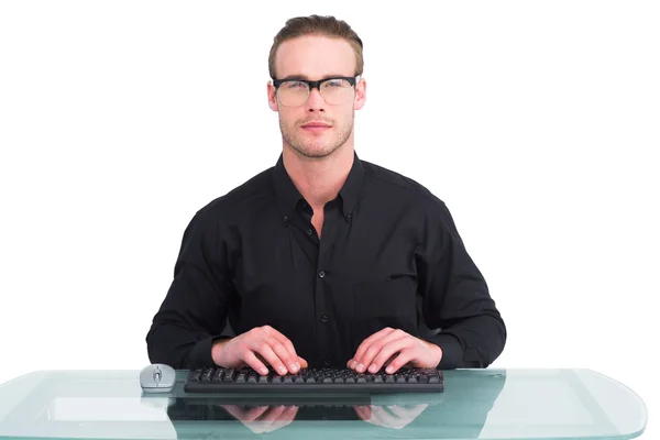 Empresário com óculos de leitura trabalhando — Fotografia de Stock