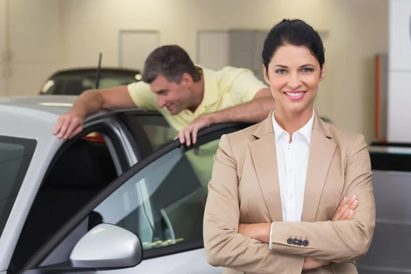 Lächelnde Geschäftsfrau mit verschränkten Armen — Stockfoto