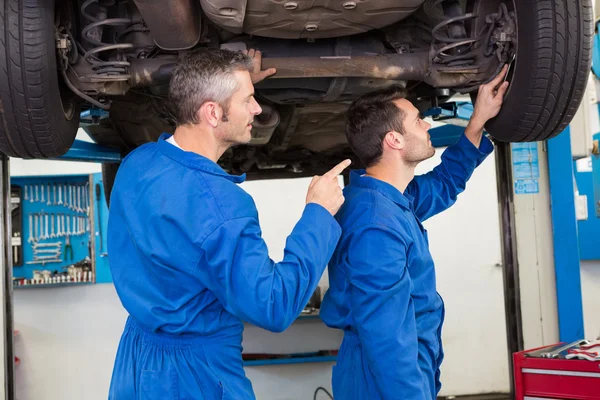 Zespół mechaników pracujących razem — Zdjęcie stockowe