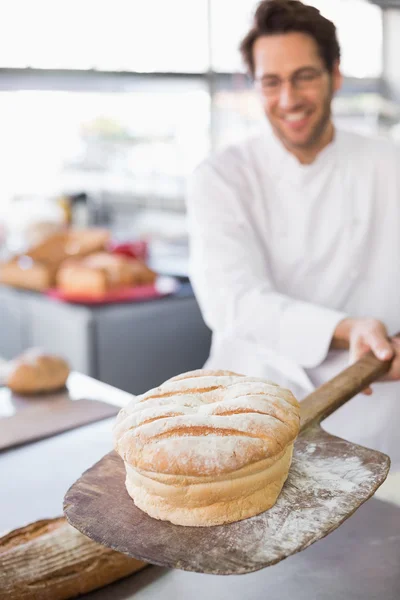 Baker, zobrazeno čerstvě upečený bochník — Stock fotografie
