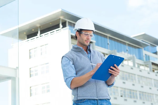 Architect writing on clipboard — Stock Photo, Image