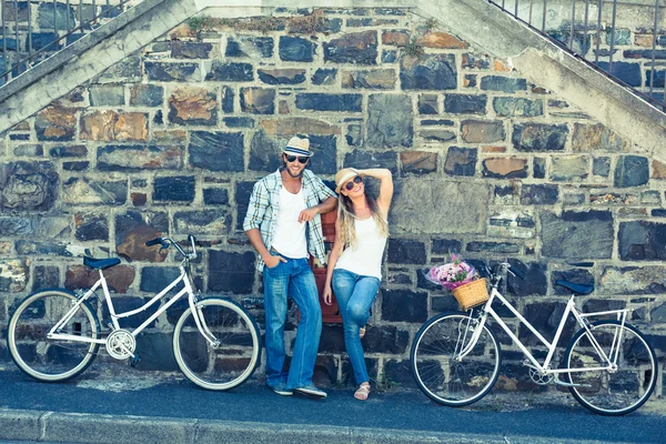 Coppia attraente in piedi con biciclette — Foto Stock