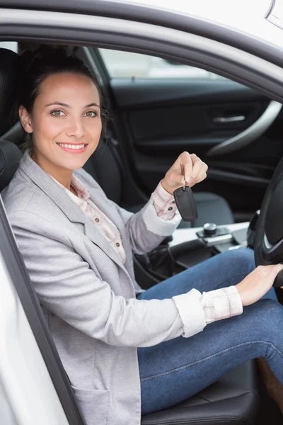 Frau lächelt in Kamera und zeigt Schlüssel — Stockfoto