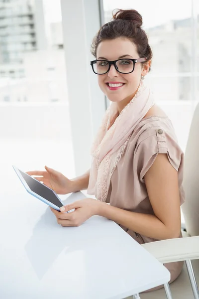 Sorridente donna d'affari causale utilizzando tablet — Foto Stock