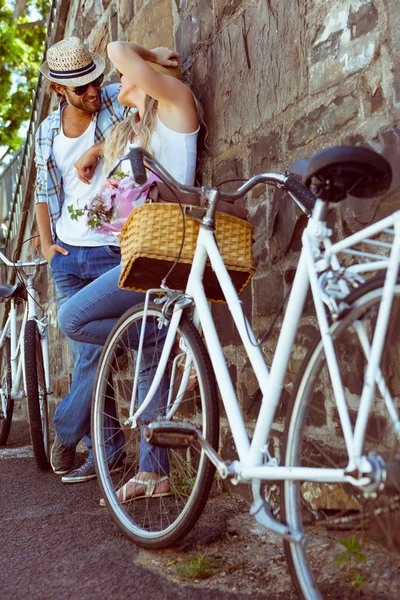 Χαριτωμένο ζευγάρι με τα ποδήλατά τους — Φωτογραφία Αρχείου