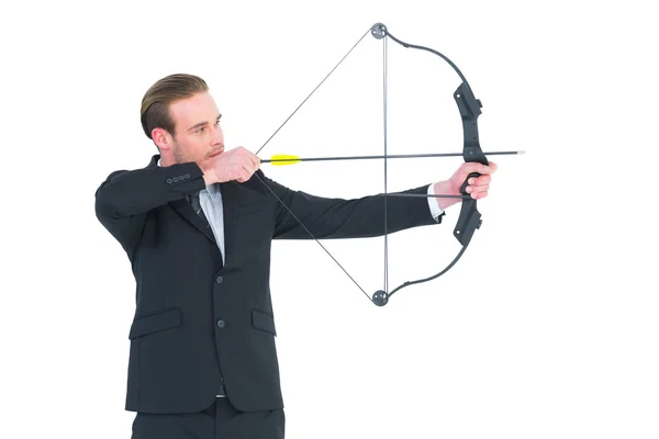 Empresario disparando un arco y una flecha — Foto de Stock