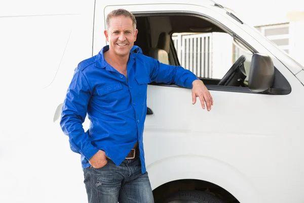Man leaning against his delivery van — Stock Photo, Image