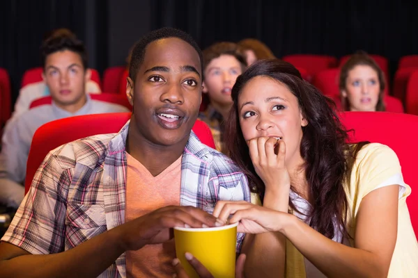 Jong koppel kijken naar een film — Stockfoto