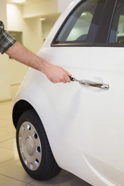 Man die een auto met een sleutel te openen — Stockfoto