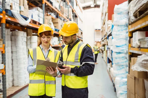 Gerente de almacén hablando con el trabajador — Foto de Stock