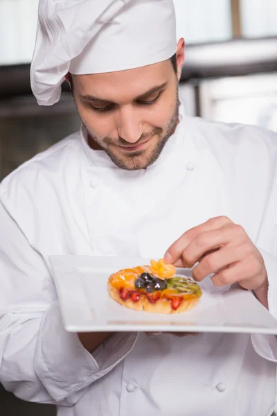 Çiçek pasta üzerinde koyarak Baker — Stok fotoğraf