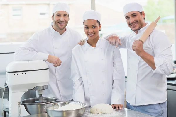 Team van bakkers glimlachen op camera — Stockfoto