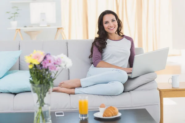 Půvabná brunetka relaxační víkend — Stock fotografie