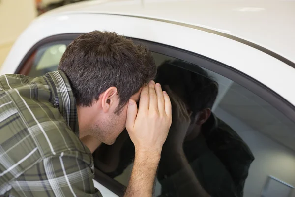 Man looking inside a car — Stock Photo, Image