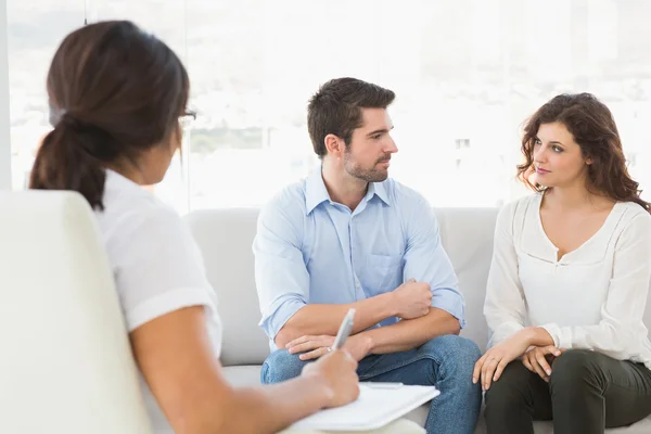 Couple talking with their therapist — Stock Photo, Image