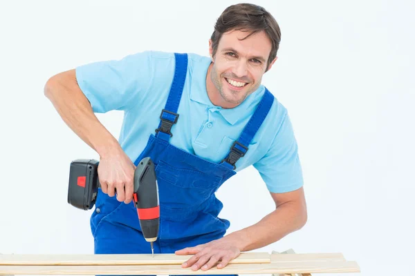 Tischler mit Bohrmaschine auf Holz — Stockfoto