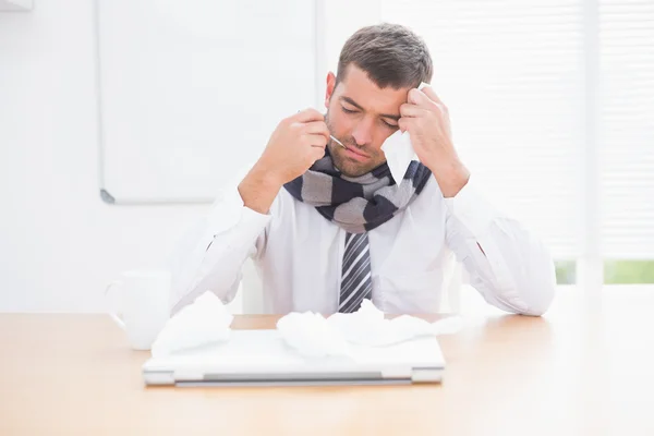 Hombre de negocios estresado mirando hacia abajo — Foto de Stock