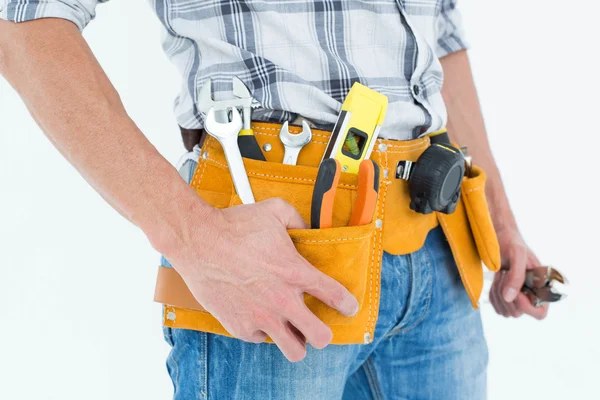 Técnico con cinturón de herramientas alrededor de la cintura — Foto de Stock