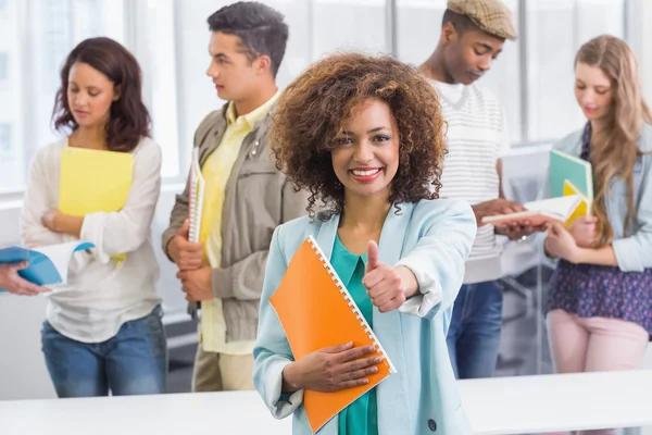 Mode student glimlachen op camera — Stockfoto