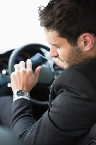 Jonge zakenman controleren zijn horloge — Stockfoto