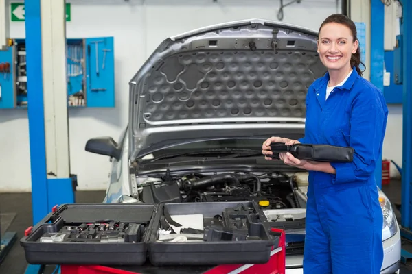 Mechanic glimlachen naar de camera — Stockfoto