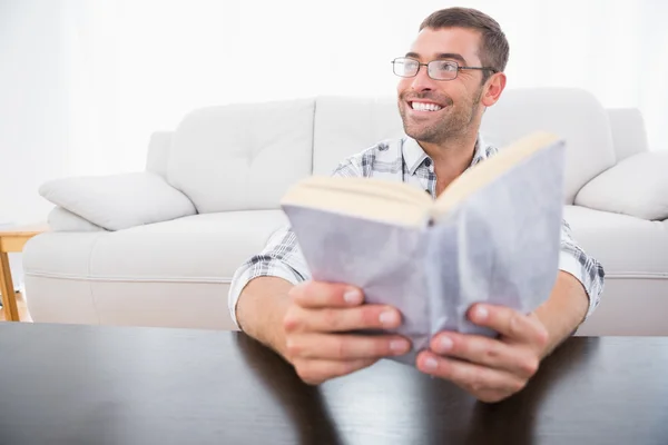 Χαμογελαστός άνθρωπος διαβάζοντας ένα βιβλίο — Φωτογραφία Αρχείου