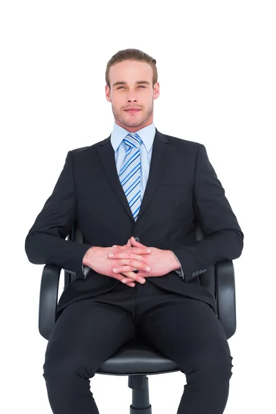 Homme d'affaires Stern assis sur une chaise de bureau — Photo