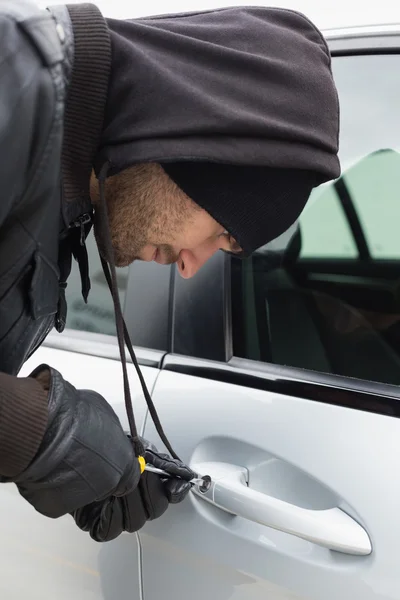 Thief breaking into car with screwdriver — Stock Photo, Image