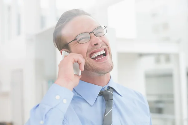 Empresário feliz no telefone rindo — Fotografia de Stock